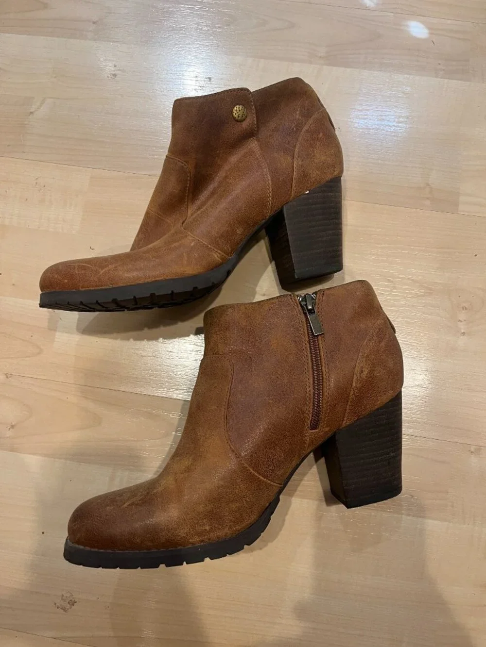 Clarks Women's Mission Philby heeled ankle boot 9M - brown/tan
